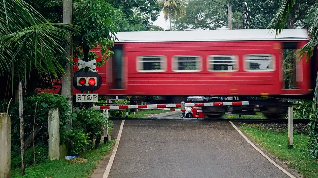 Railway crossing in Sri Lanka – essential safety guide for tourists and travellers
