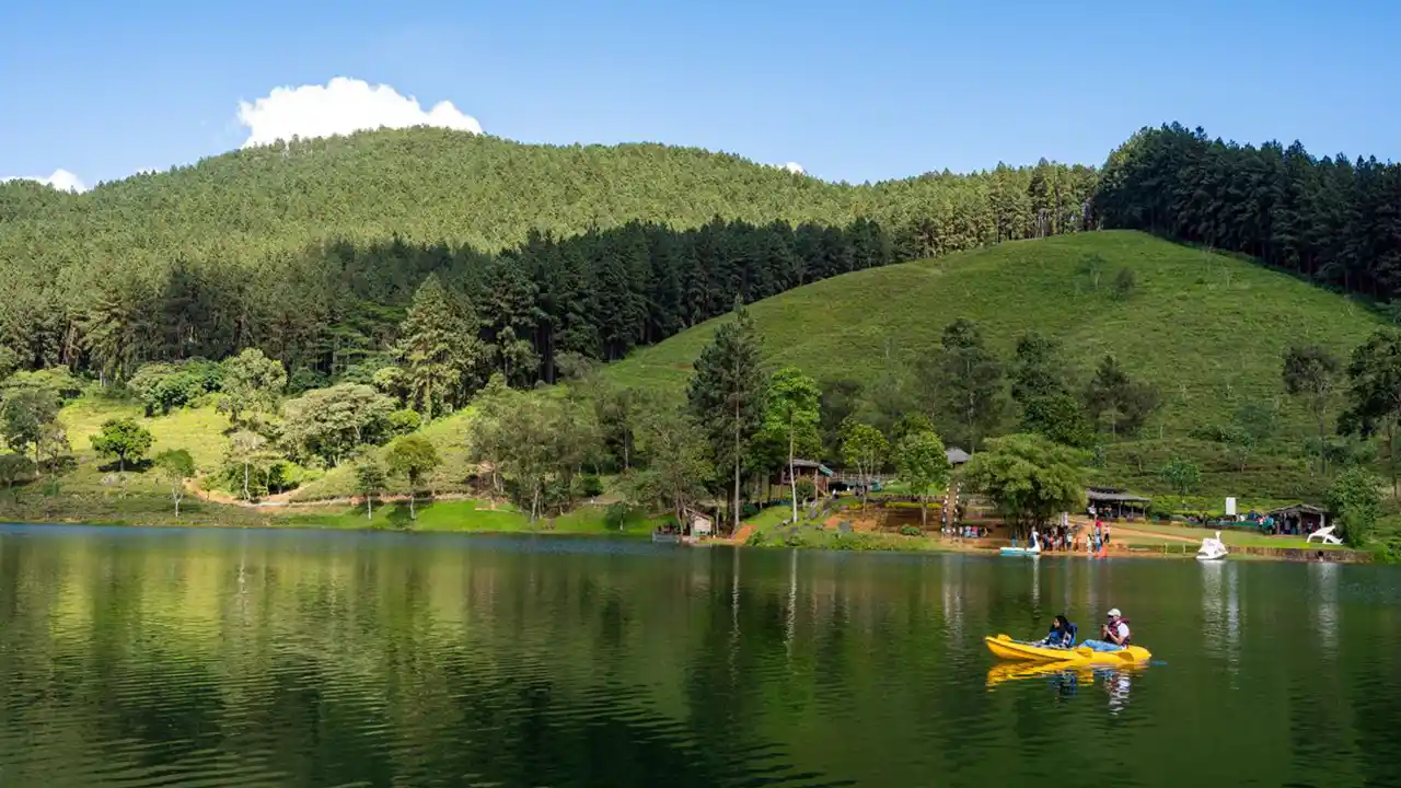 Sembuwatta Lake Sri Lanka – scenic mountain lake surrounded by tea plantations in Matale