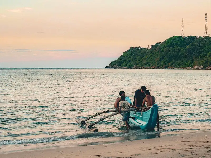 Trincomalee travel guide featuring East Coast beaches, temples, diving and coastal attractions
