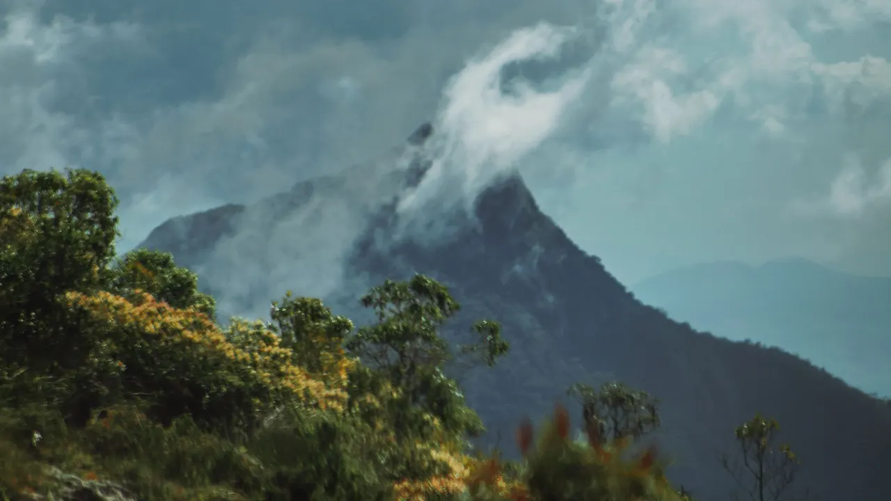 Adam’s Peak Sri Pada mountain in Sri Lanka with scenic views and pilgrimage trails