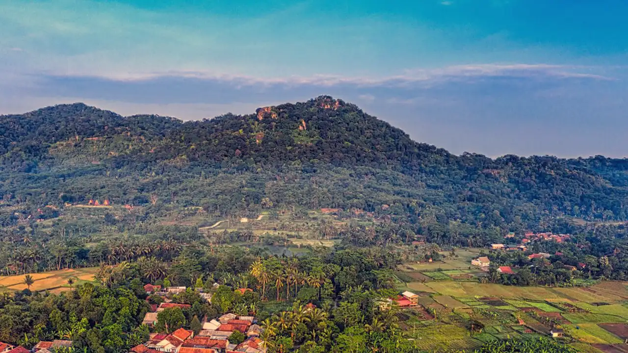 Central Cultural Triangle location in Sri Lanka connecting Sigiriya, Dambulla, and Polonnaruwa.