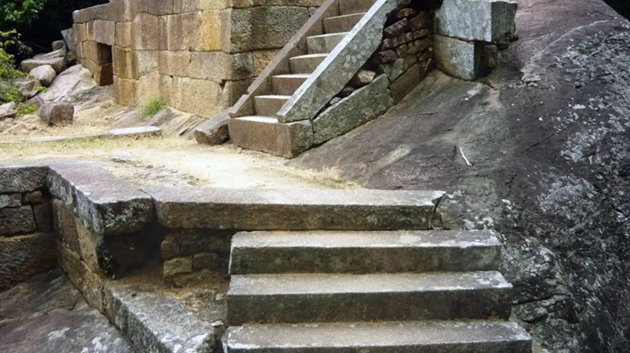 Ritigala forest monastery ruins Sri Lanka – ancient Buddhist monastery surrounded by tropical forest