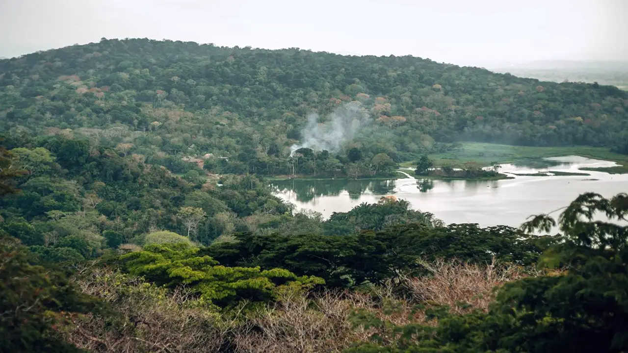 Giritale Reservoir Sri Lanka – scenic lake setting surrounded by lush greenery near Polonnaruwa