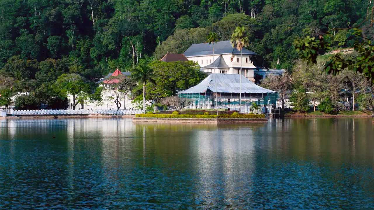 Kandy Lake in Kandy, Sri Lanka – scenic lake beside the Temple of the Sacred Tooth Relic