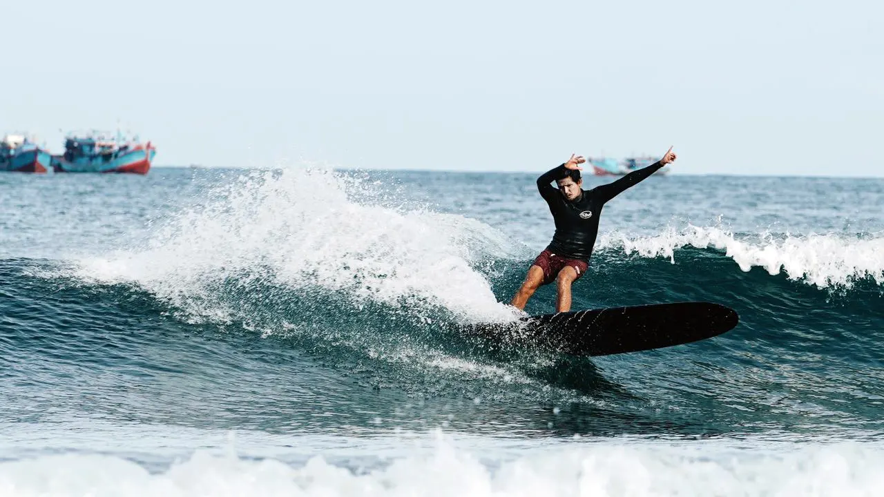 Multiple surf breaks near Sri Lanka's beaches for surfing enthusiasts.