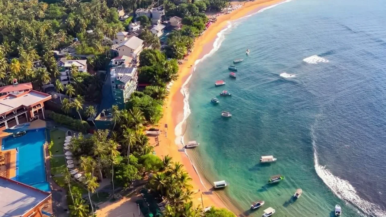Sheltered swimming bay and golden beach in Unawatuna