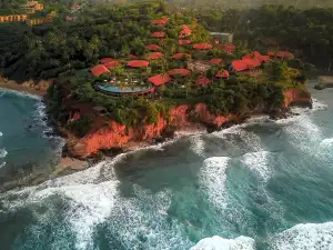 Clifftop luxury suite at Cape Weligama overlooking the Indian Ocean on Sri Lanka's south coast