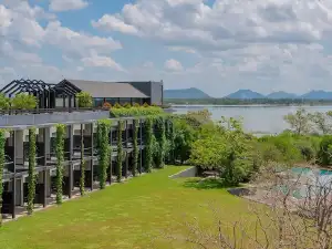 DoubleTree by Hilton Weerawila Rajawarna Resort 5-star rooms and lakeside grounds near Yala, Sri Lanka