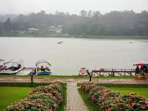 Family enjoying Gregory Lake and the cool hill-country scenery of Nuwara Eliya, Sri Lanka
