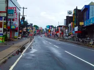 Pelmadulla gem market showcasing Sri Lankan sapphires and natural gemstones