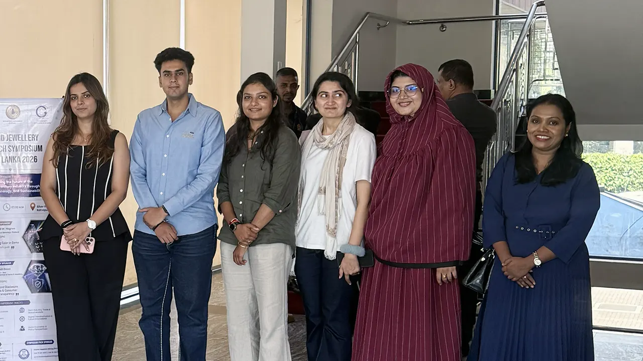 Ceylon sapphire trail through Ratnapura, Sri Lanka — Sri Lanka Travel Tours