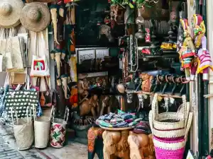 Visit a Sri Lankan spice garden or souvenir shop