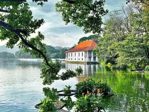 Visit Kandy Lake in Sri Lanka